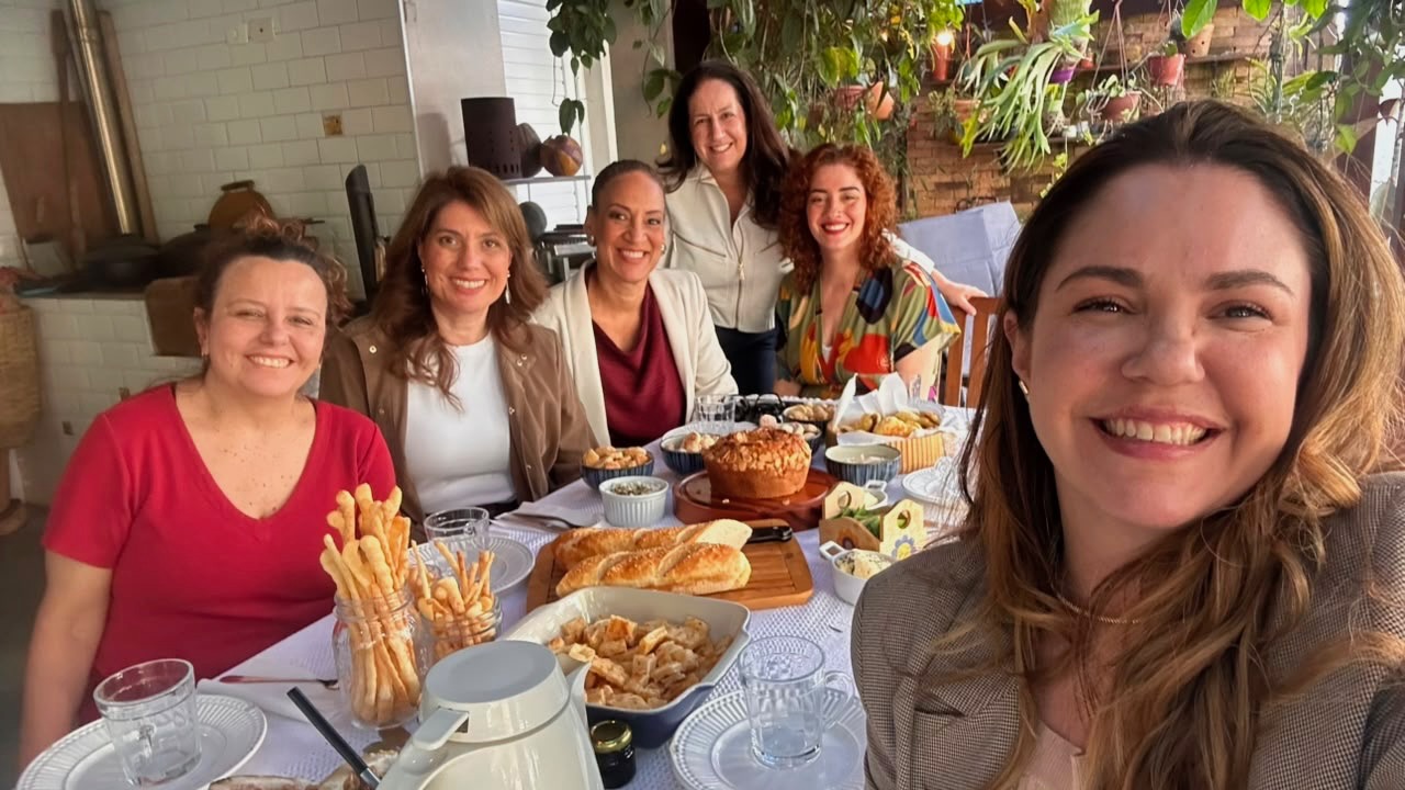 Encontro entre amigos com café e conversa no Prosa