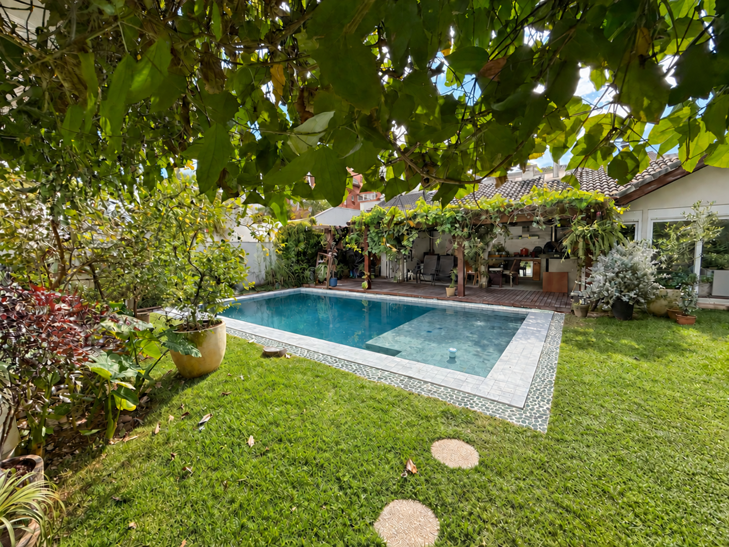 Quintal do Prosa com piscina, deck e muito verde
